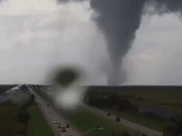 Meteorologistas enfrentam turbulência ao voar dentro do olho do furacão Milton; vídeo