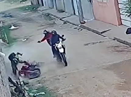 Motociclista é baleado por assaltantes antes de ter mochila roubada no Ceará; vídeo