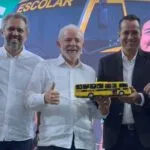 Lula entrega 113 ônibus escolares a municípios cearenses durante visita a Fortaleza