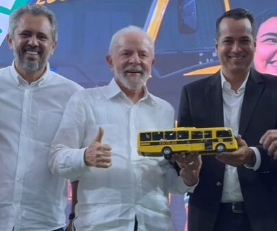 Lula entrega 113 ônibus escolares a municípios cearenses durante visita a Fortaleza