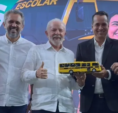 Lula entrega 113 ônibus escolares a municípios cearenses durante visita a Fortaleza