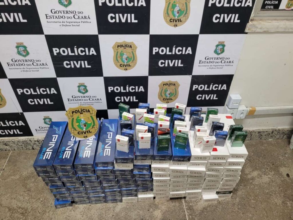 Duas pessoas são presas com 980 maços de cigarro, arma de fogo e drogas em Fortaleza