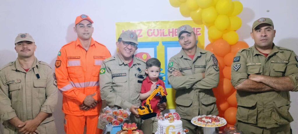 Corpo de Bombeiros celebra aniversário de criança que sonha em seguir profissão em Quixadá