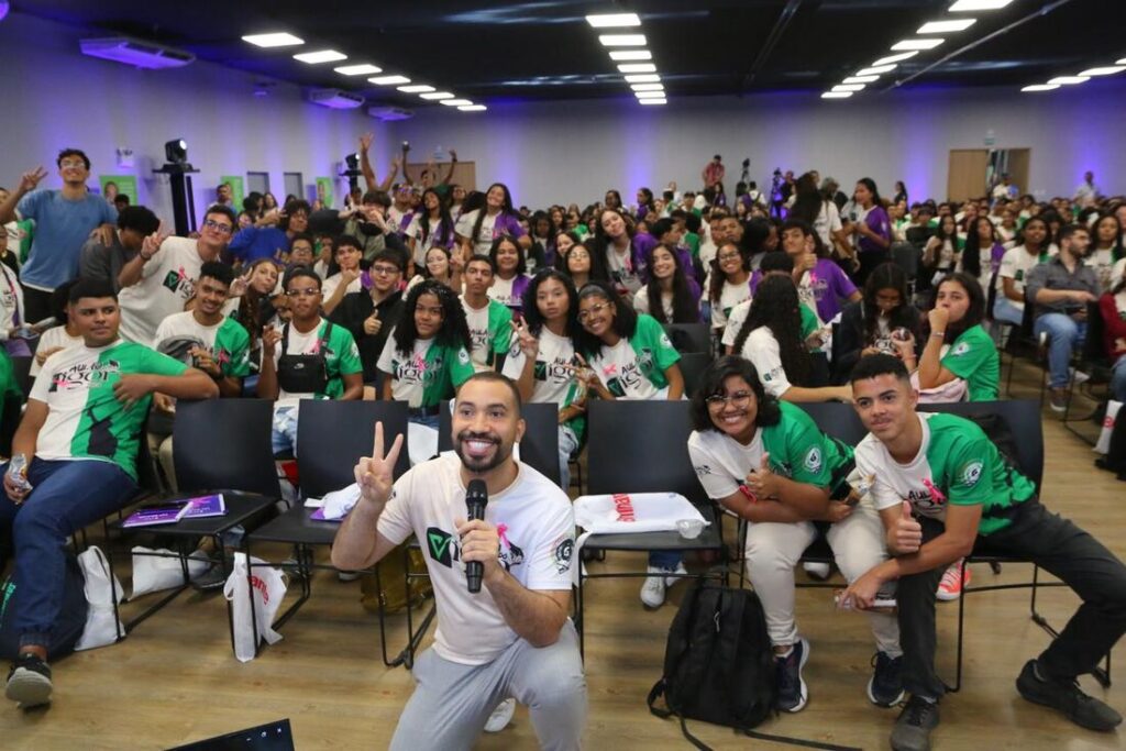 Gil do Vigor faz aulão gratuito pré-Enem e é agradecido por estudantes