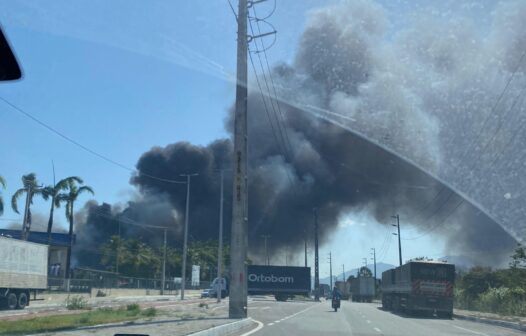 Incêndio de grandes proporções atinge fábrica no Distrito Industrial de Maracanaú