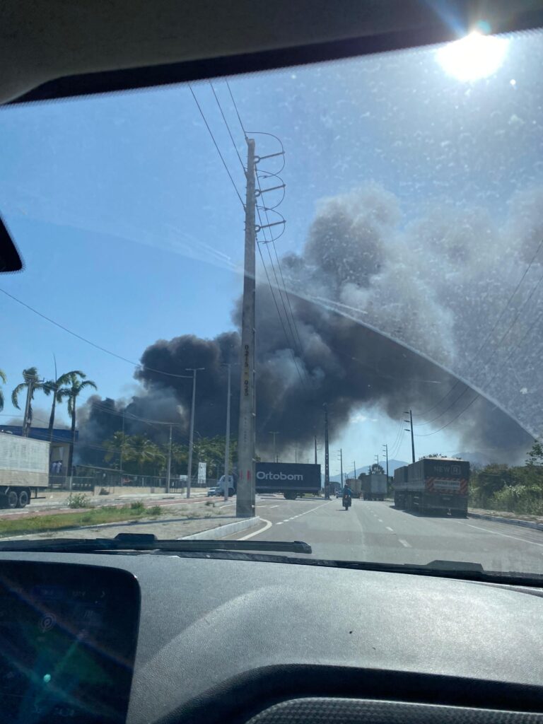 Incêndio de grandes proporções atinge fábrica no Distrito Industrial de Maracanaú