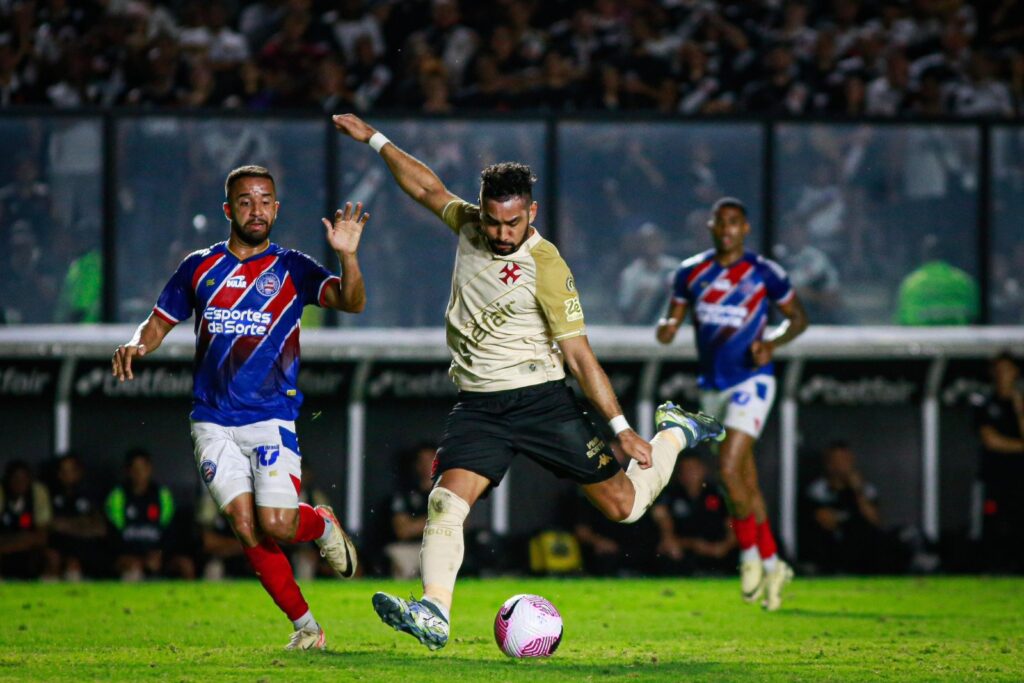 Payet faz dois, Vasco sofre susto no 2º tempo, mas vence o Bahia pelo Brasileiro