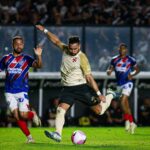 Payet faz dois, Vasco sofre susto no 2º tempo, mas vence o Bahia pelo Brasileiro