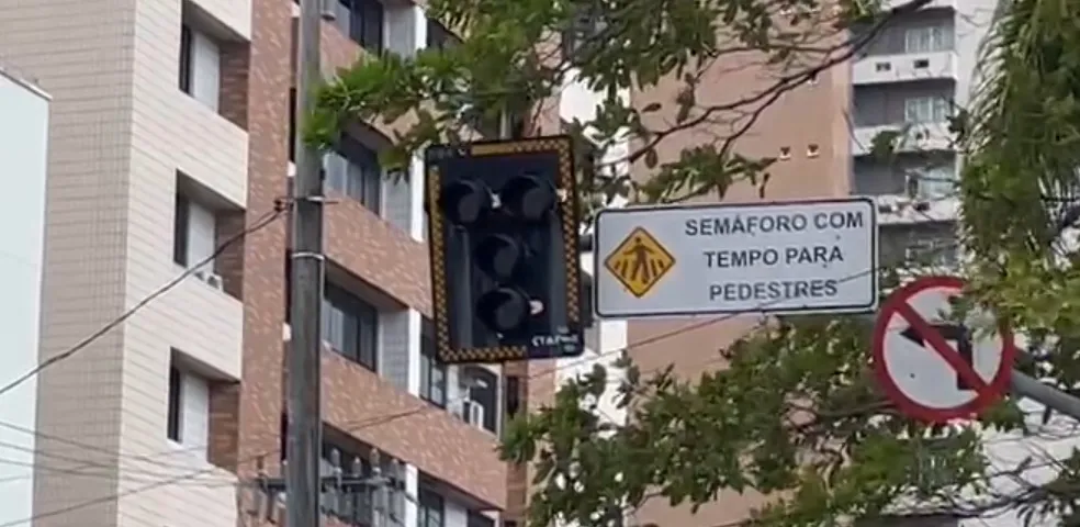 Após chuva em Fortaleza, semáforos ficam apagados na manhã desta segunda (18), prejudicando o trânsito