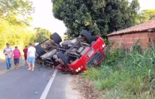 Caminhão com carregamento de repolhos capota em Ibiapina, no interior do Ceará