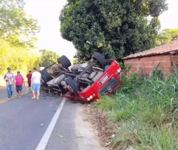 Caminhão com carregamento de repolhos capota em Ibiapina, no interior do Ceará