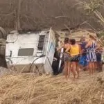 Caminhão carregado de móveis capota em Cariré/CE e motorista é hospitalizado