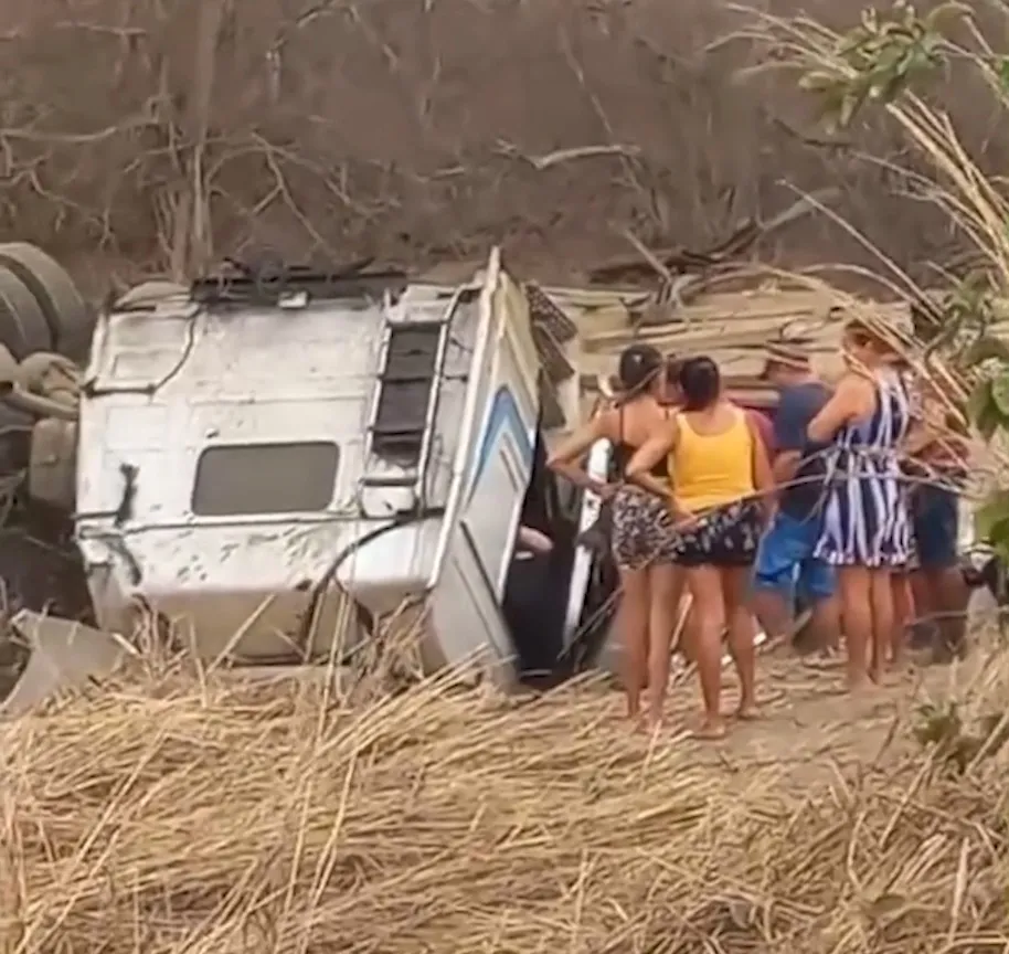 Caminhão carregado de móveis capota em Cariré/CE e motorista é hospitalizado