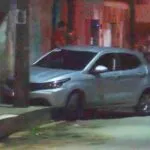 Motorista por aplicativo é abordado por criminosos, tenta fugir, é morto a tiros e tem o carro levado