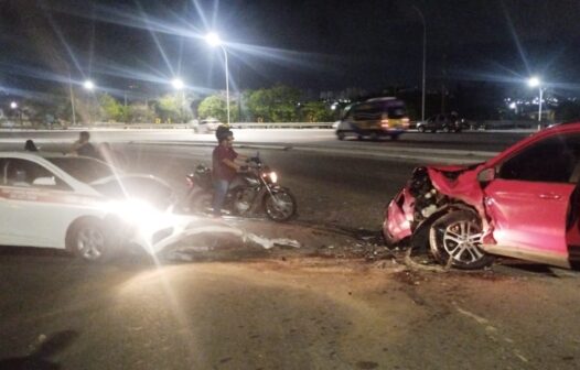 Caminhonete sobe viaduto na contramão, colide contra táxi e taxista fica ferido em Fortaleza