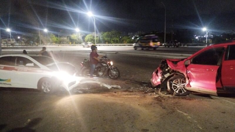 Caminhonete sobe viaduto na contramão, colide contra táxi e taxista fica ferido em Fortaleza