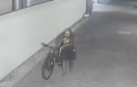 Vídeo: criminoso é flagrado invadindo condomínio e furtando bicicleta em Fortaleza