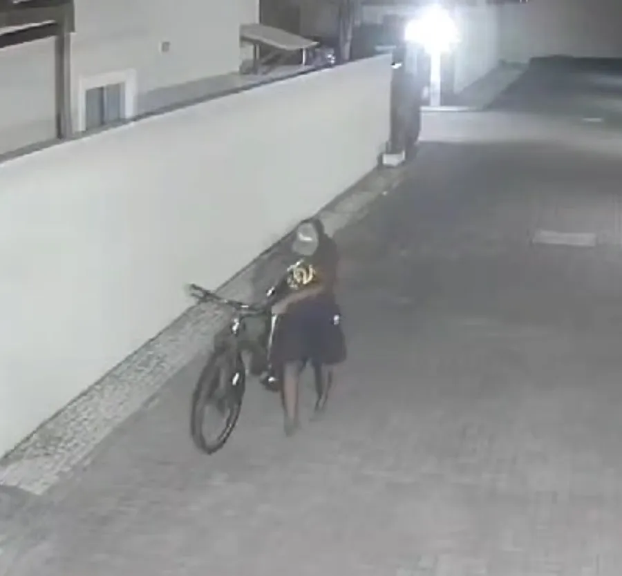 Vídeo: criminoso é flagrado invadindo condomínio e furtando bicicleta em Fortaleza