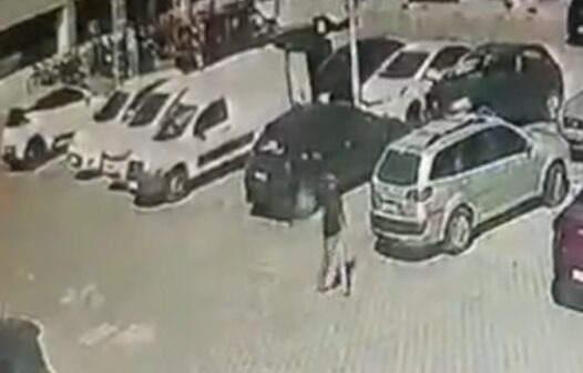 Homem furta celular deixado dentro de carro em estacionamento de shopping em Fortaleza