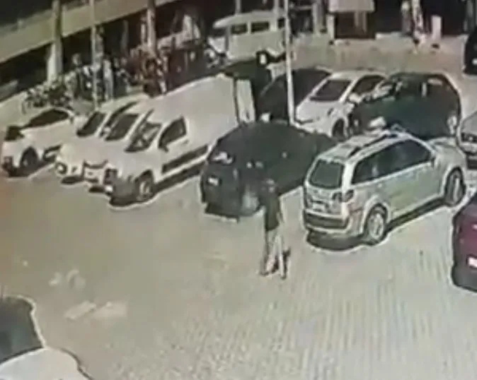 Homem furta celular deixado dentro de carro em estacionamento de shopping em Fortaleza