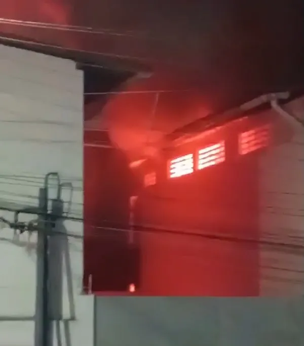 Vídeo: incêndio destrói parte de indústria de confecção em Fortaleza