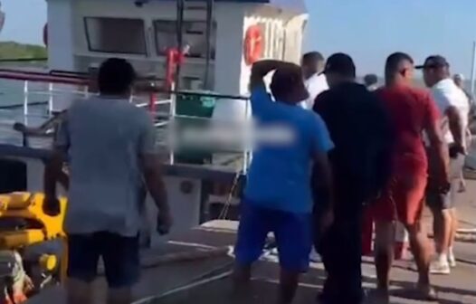 Princípio de incêndio é registrado em barco no Porto de Camocim, no litoral do Ceará