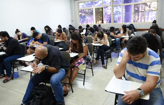 Estudantes fazem a prova do Enade neste domingo