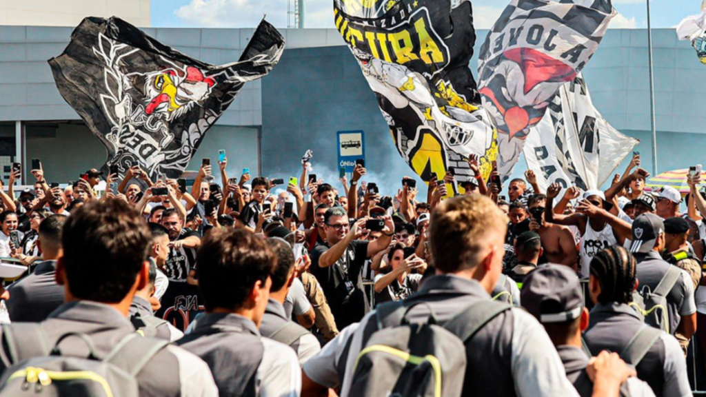 Torcida faz festa no embarque do Atlético-MG para Argentina e é aplaudida por jogadores