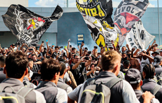 Torcida faz festa no embarque do Atlético-MG para Argentina e é aplaudida por jogadores