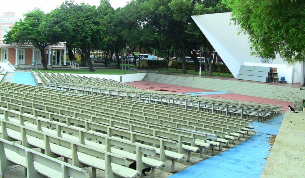 Conselho Universitário da UFC mantém homenagem ao fundador Antônio Martins Filho na Concha Acústica