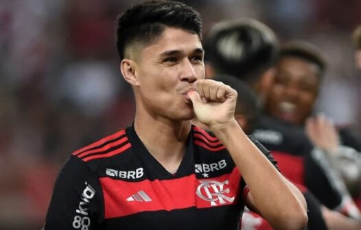 Luiz Araújo treina normalmente no campo e pode reforçar o Flamengo na final da Copa do Brasil