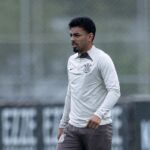 Bidu revela Corinthians ousado em difícil visita ao Vitória: ‘Brigar por coisas maiores’