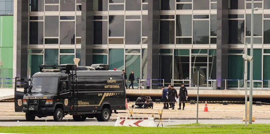 Praça dos Três Poderes é liberada cerca de 16h após atentado, mas STF permanece cercado