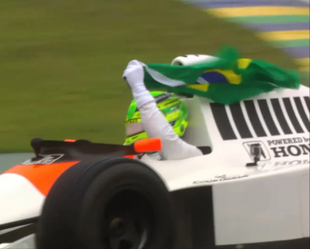 Lewis Hamilton emociona com volta em McLaren de Senna em Interlagos