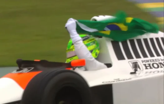 Lewis Hamilton emociona com volta em McLaren de Senna em Interlagos