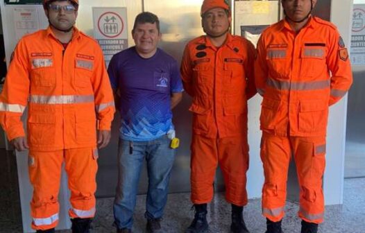 Prestador de serviços é resgatado por bombeiros após ficar 15 minutos preso em elevador