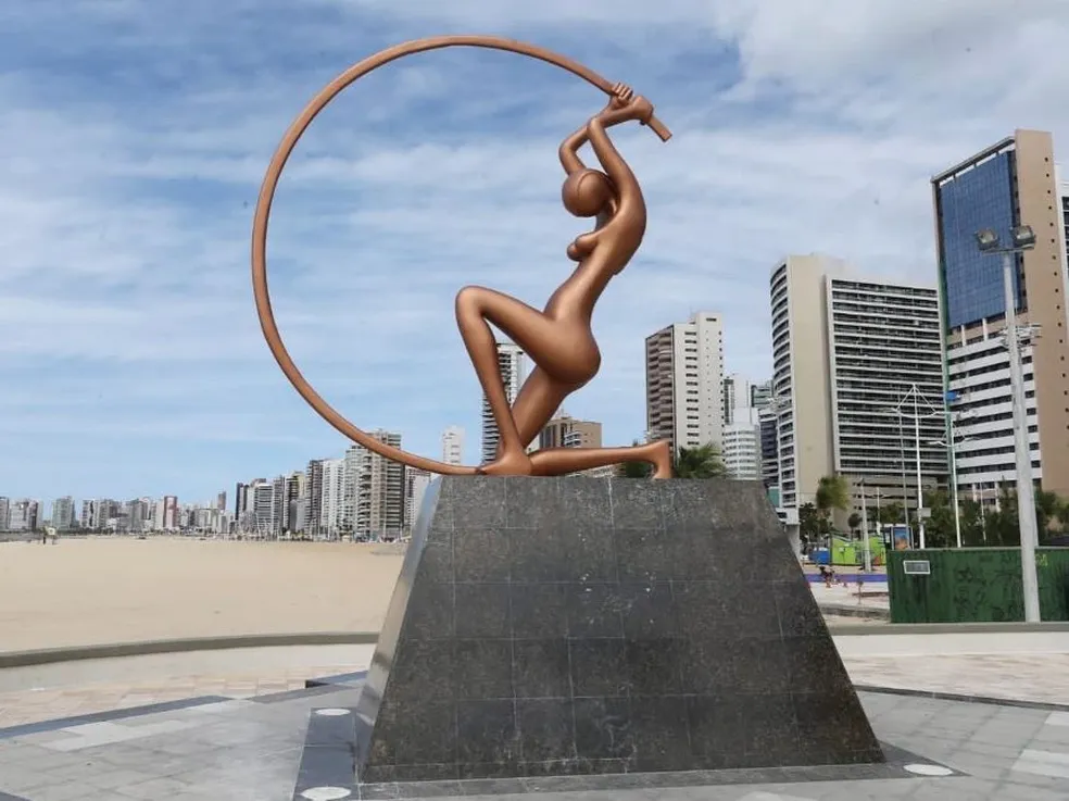 Praia de Iracema reúne diversas gerações para o lazer e estimula bons negócios