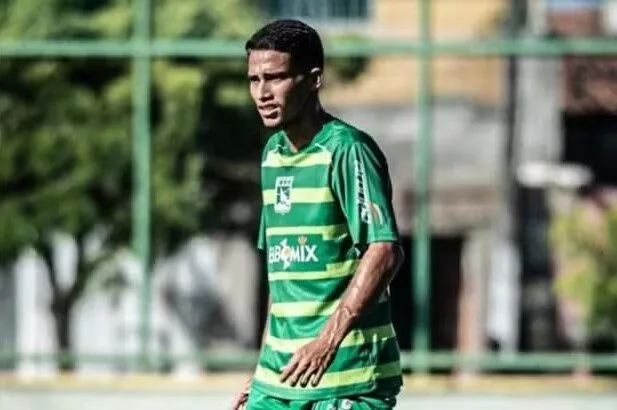 Jogador de futebol amador morre após passar mal em jogo