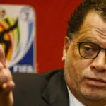 Chefe do futebol da África do Sul, Danny Jordaan, é preso sob acusações de fraude e roubo