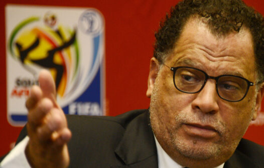 Chefe do futebol da África do Sul, Danny Jordaan, é preso sob acusações de fraude e roubo