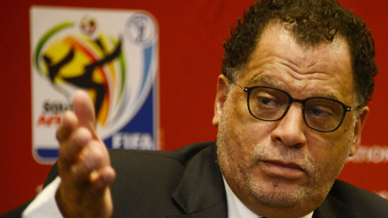 Chefe do futebol da África do Sul, Danny Jordaan, é preso sob acusações de fraude e roubo