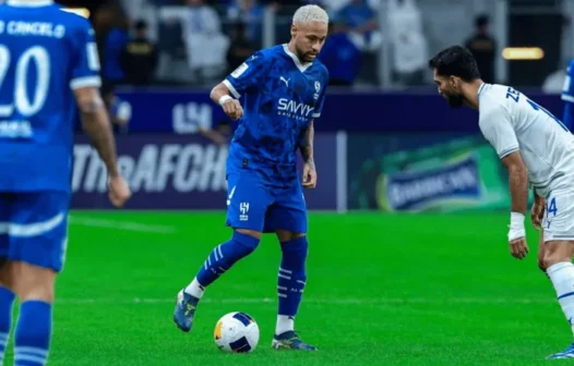 Neymar entra em campo no 2º tempo, sente dores na coxa e é substituído em jogo do Al-Hilal