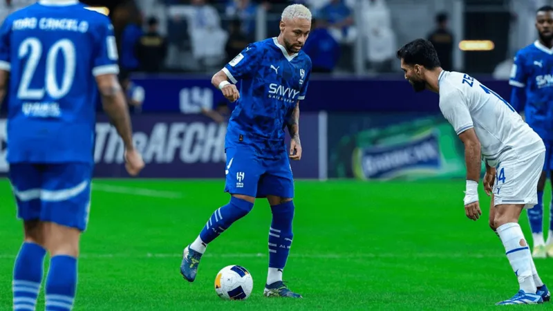 Neymar entra em campo no 2º tempo, sente dores na coxa e é substituído em jogo do Al-Hilal