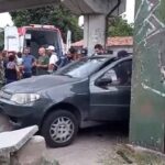 Motorista passa mal, carro sobe calçada e fica preso em estrutura de concreto na Parangaba