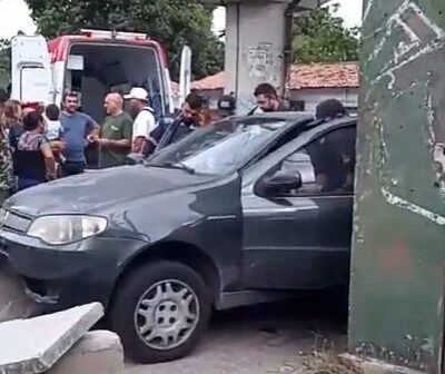 Motorista passa mal, carro sobe calçada e fica preso em estrutura de concreto na Parangaba