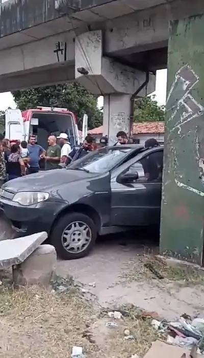 Motorista passa mal, carro sobe calçada e fica preso em estrutura de concreto na Parangaba