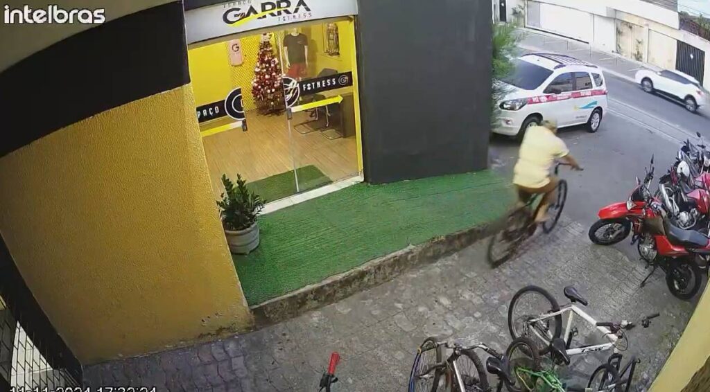 Câmera de segurança registra furto de bicicleta em frente a academia em Fortaleza