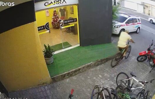 Câmera de segurança registra furto de bicicleta em frente a academia em Fortaleza