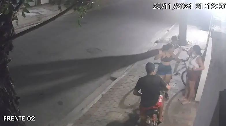 Dupla de assaltantes em bicicletas aterroriza mulheres durante a noite em Caucaia