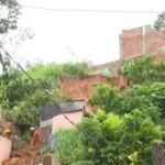 Chuva em Salvador causa desabamentos e uma morte